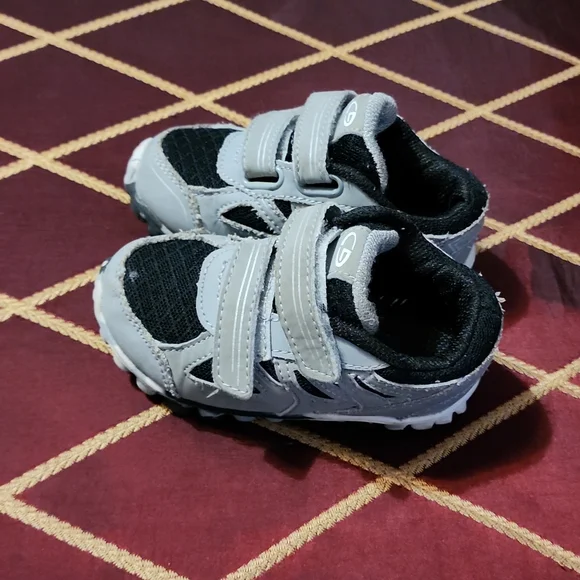 Size 6 toddler shoes - Picture 4 of 5